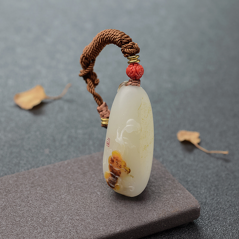 籽料俏色和田玉吊坠-红掌柜