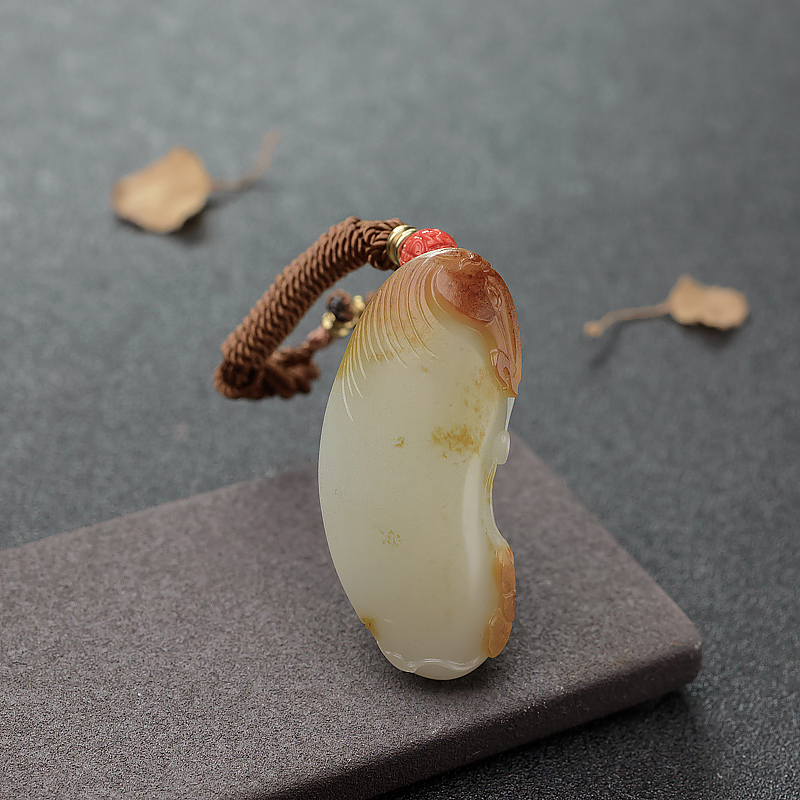 新疆籽料俏色和田玉马上有钱吊坠-红掌柜