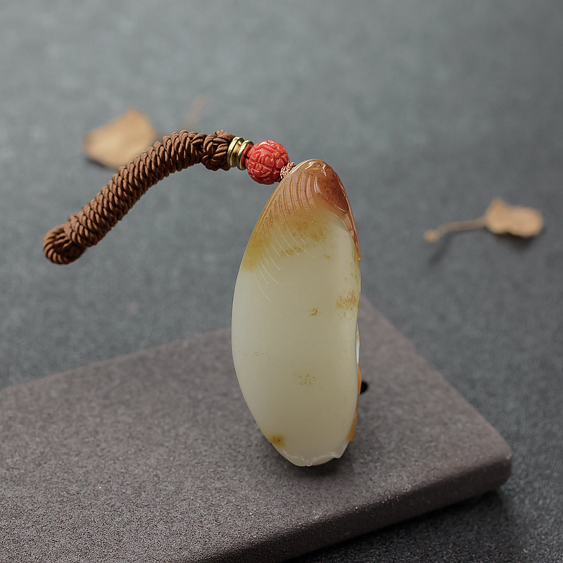 新疆俏色和田玉马上有钱吊坠-红掌柜
