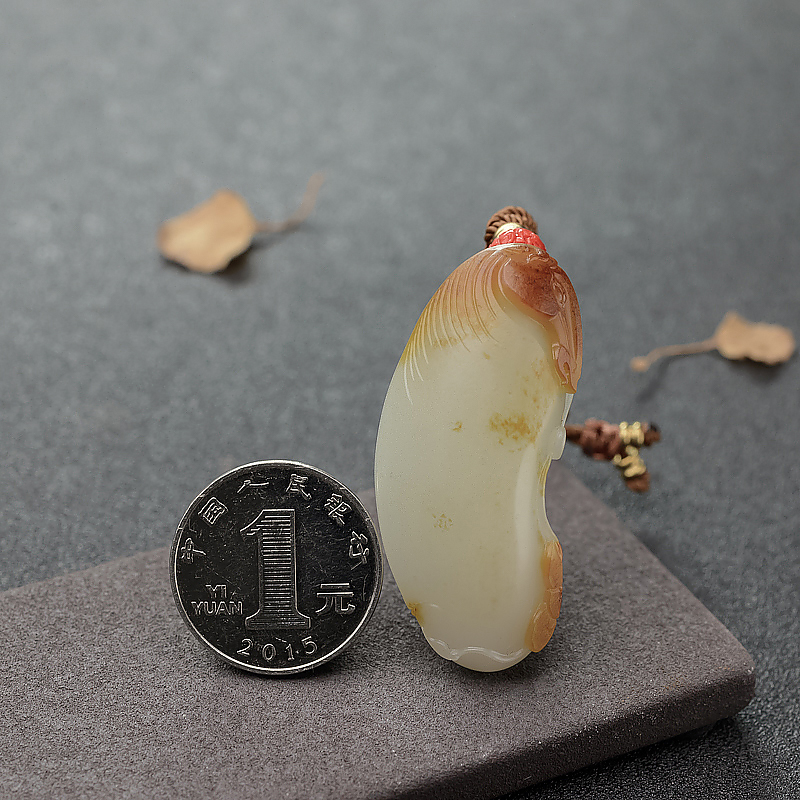 和田玉马上有钱吊坠-红掌柜