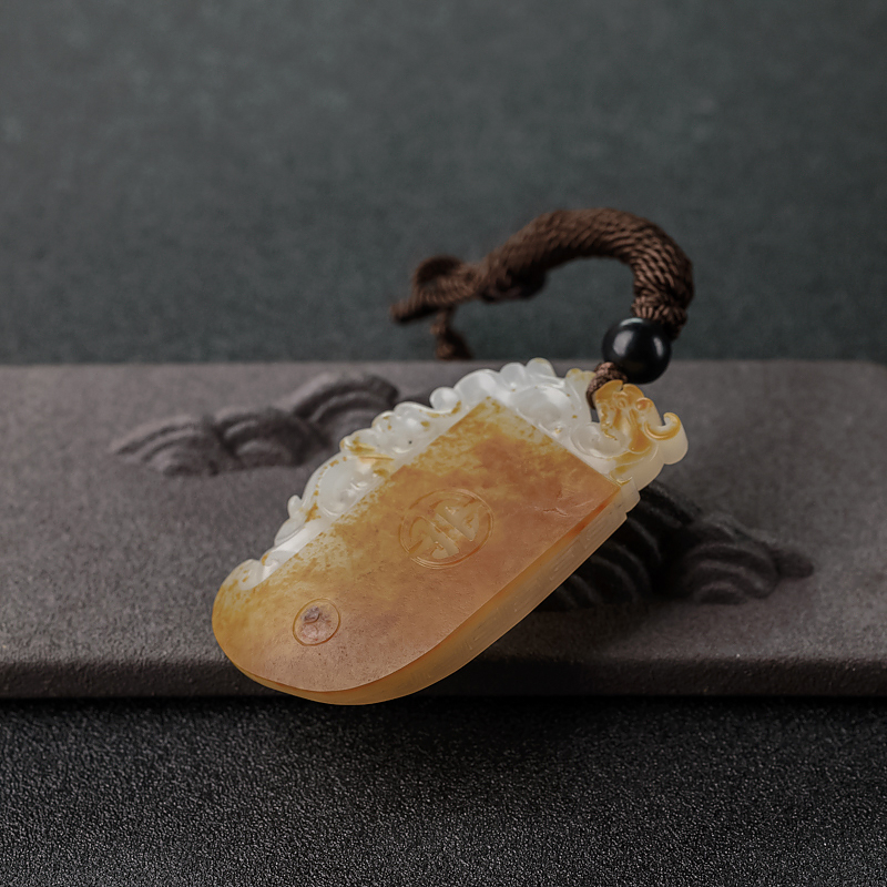 籽料俏色和田玉龙凤牌吊坠-红掌柜