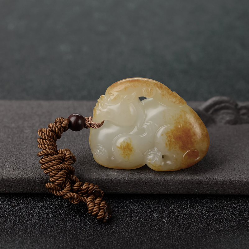 新疆俏色和田玉貔貅吊坠-红掌柜
