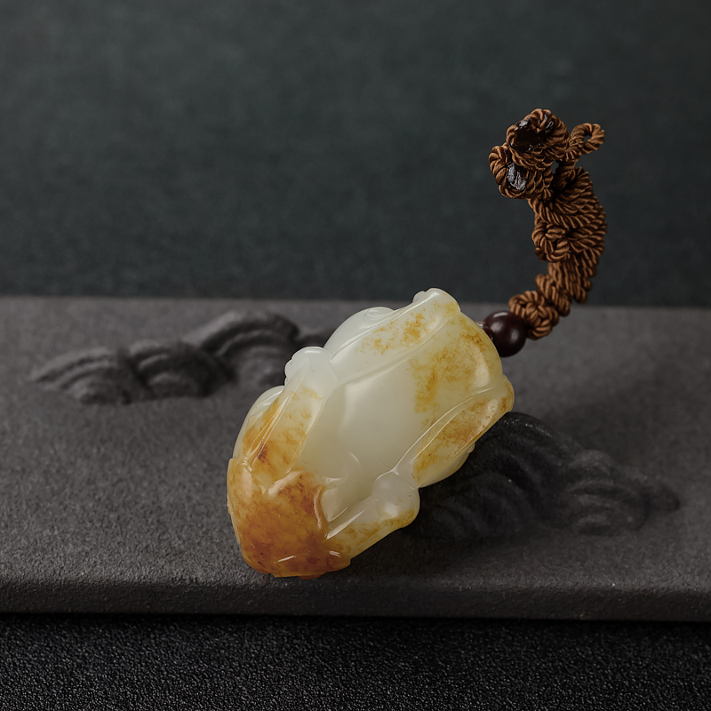 俏色和田玉貔貅吊坠-红掌柜