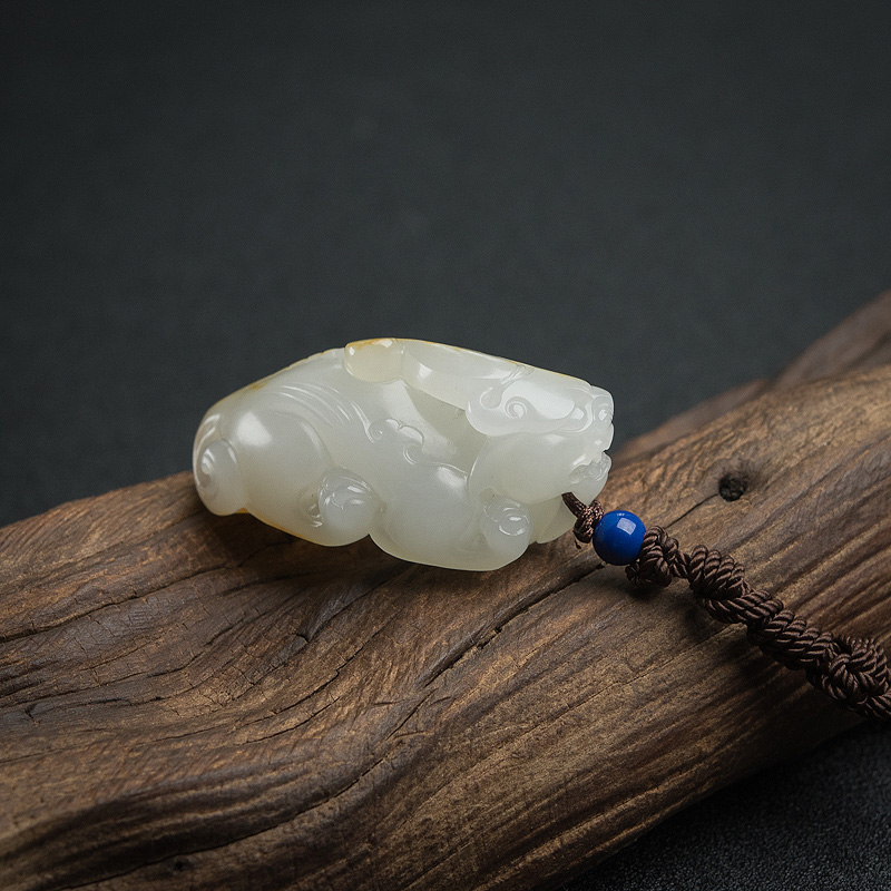 新疆俏色和田玉貔貅吊坠-红掌柜