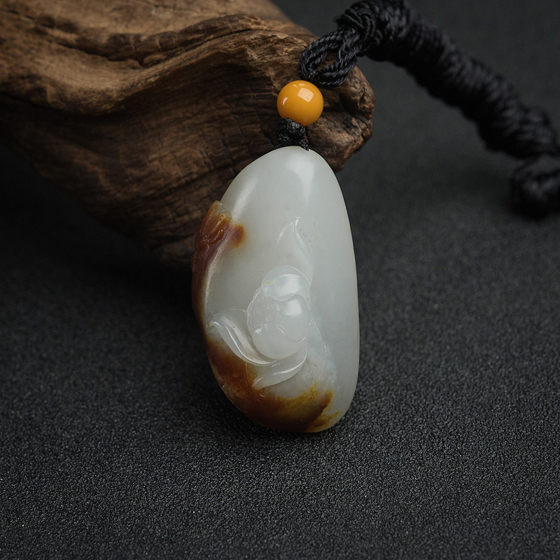 新疆俏色籽料和田玉蝶恋花吊坠-红掌柜