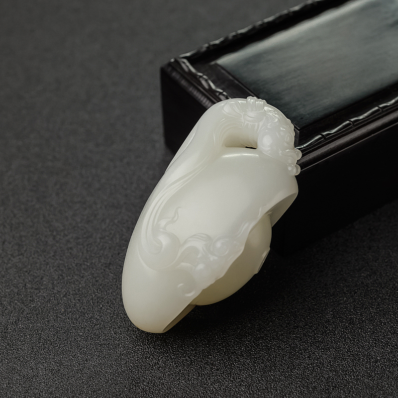 天然籽料俏色和田玉元宝手把件-红掌柜