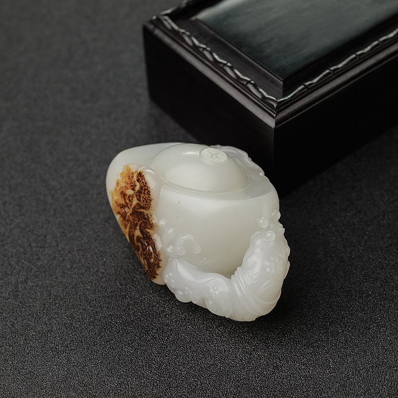 天然籽料俏色和田玉元宝手把件-红掌柜