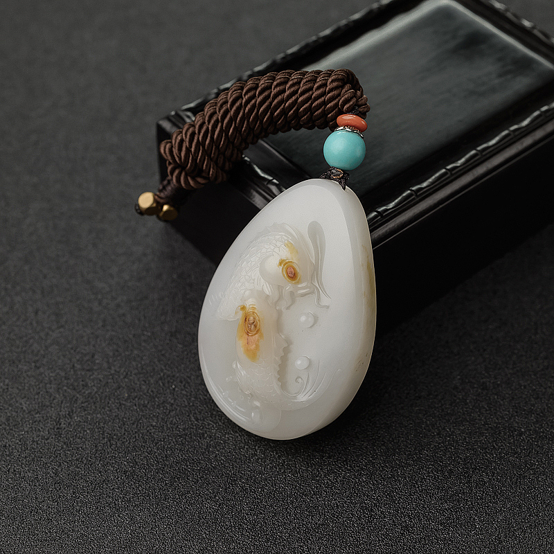 天然籽料俏色和田玉年年有余吊坠-红掌柜