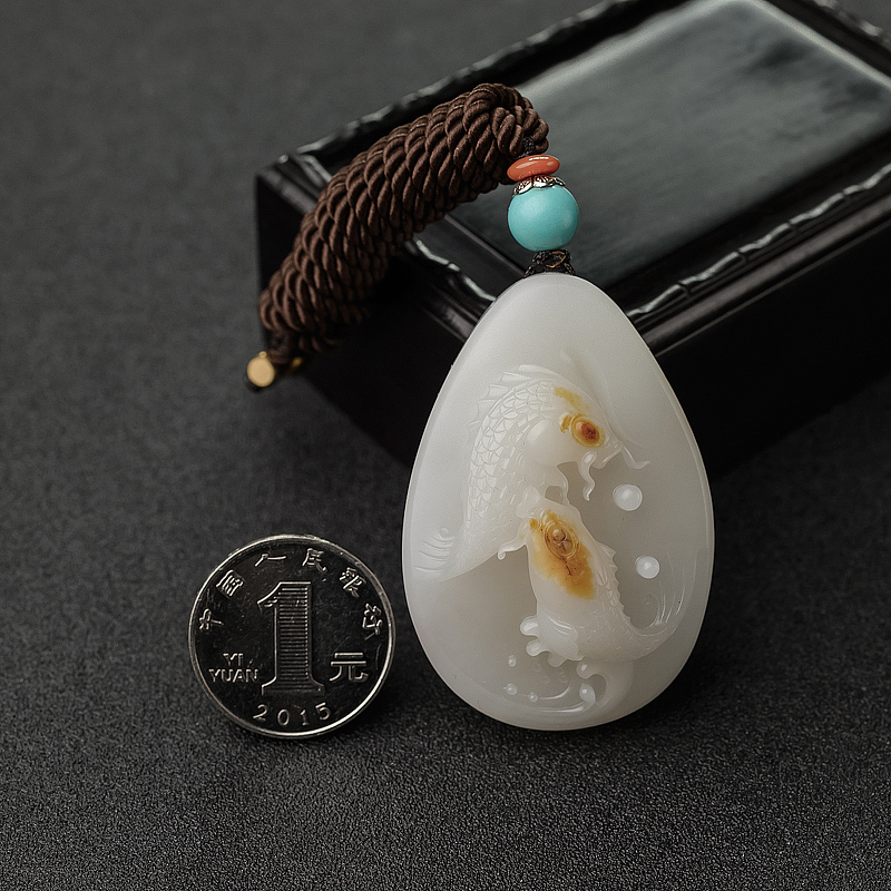 新疆籽料俏色和田玉年年有余吊坠-红掌柜