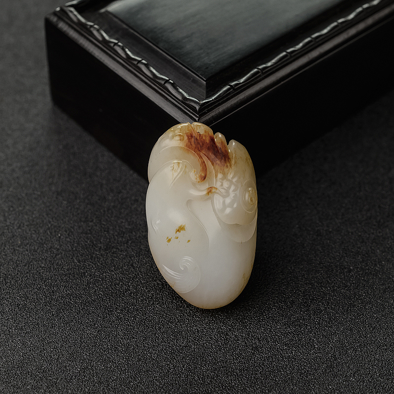 籽料俏色和田玉羊吊坠-红掌柜