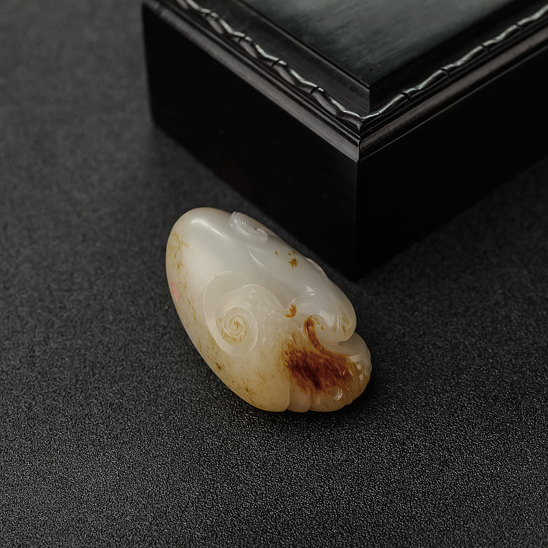 籽料俏色和田玉羊吊坠-红掌柜