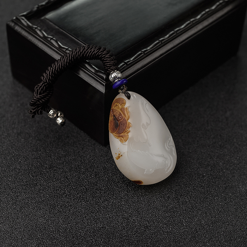 新疆籽料俏色和田玉连年有余吊坠-红掌柜