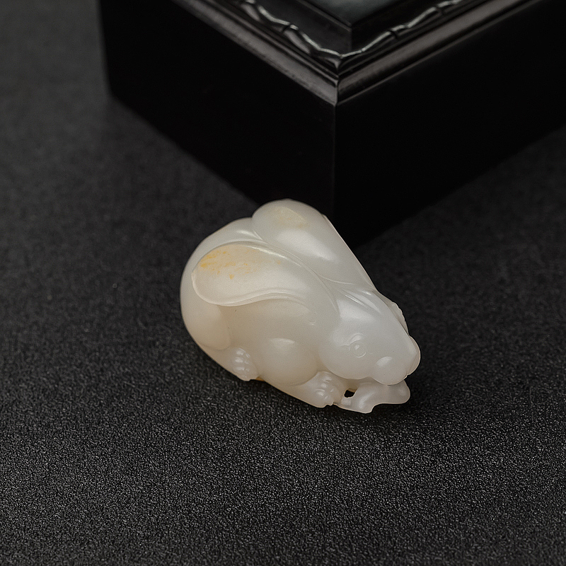 天然籽料俏色和田玉灵兔献瑞吊坠-红掌柜