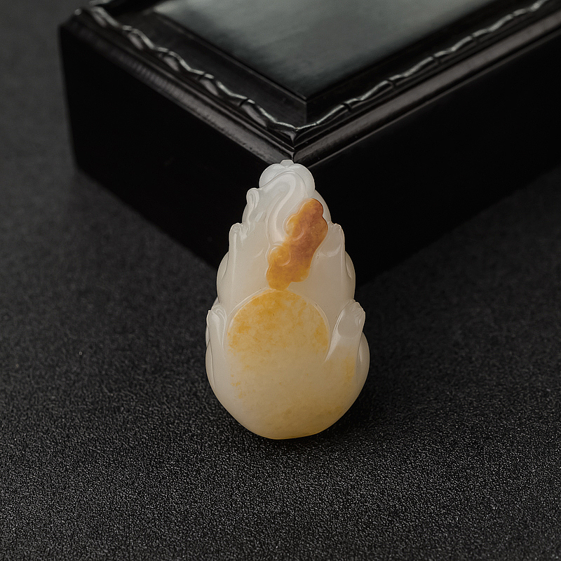 新疆和田玉灵兔献瑞吊坠-红掌柜