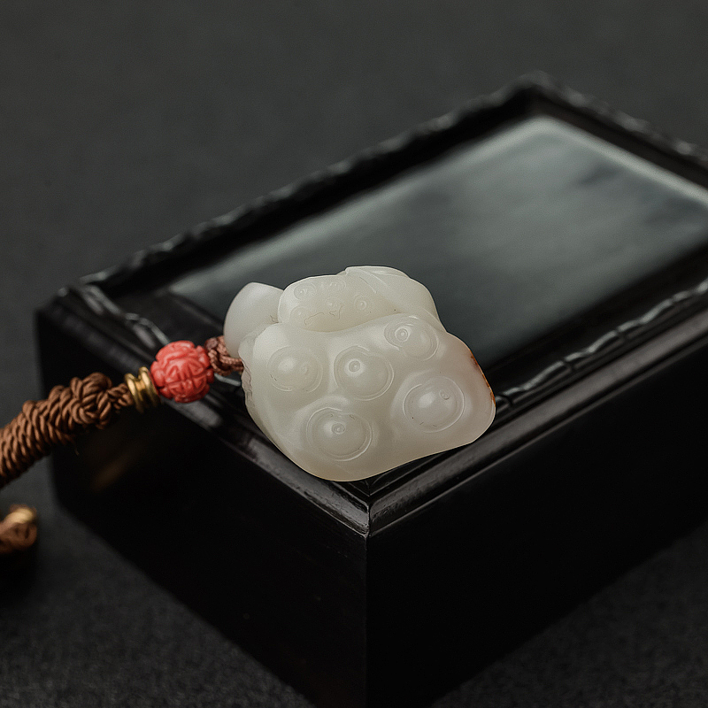 籽料俏色和田玉连生贵子吊坠-红掌柜