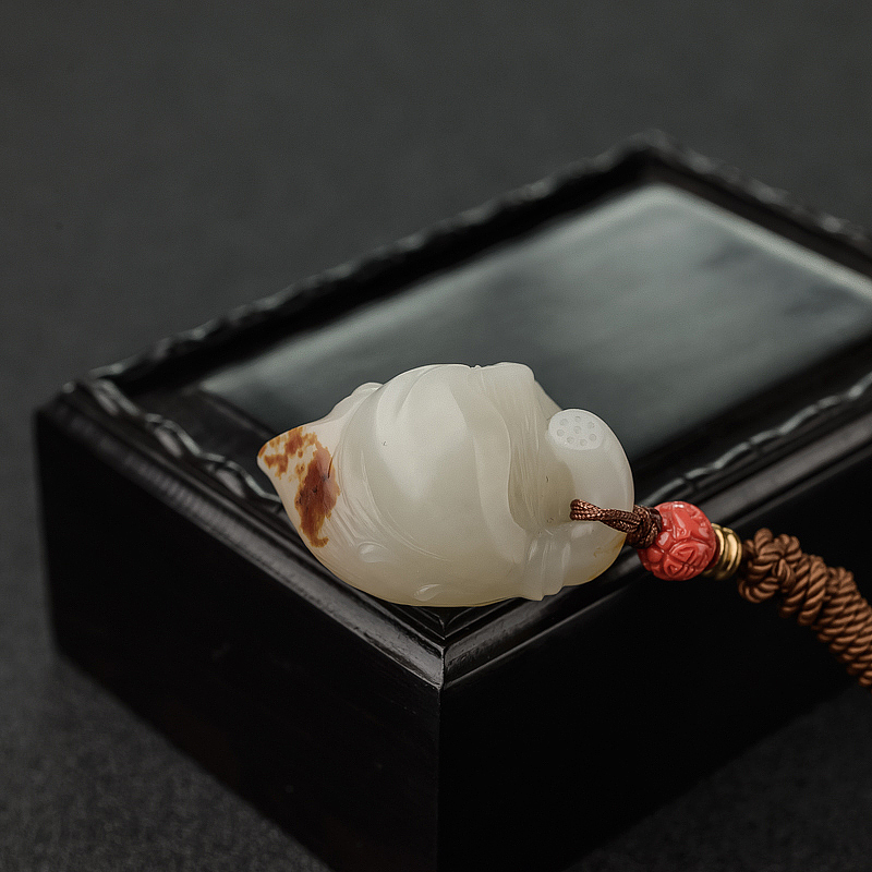 籽料俏色和田玉连生贵子吊坠-红掌柜