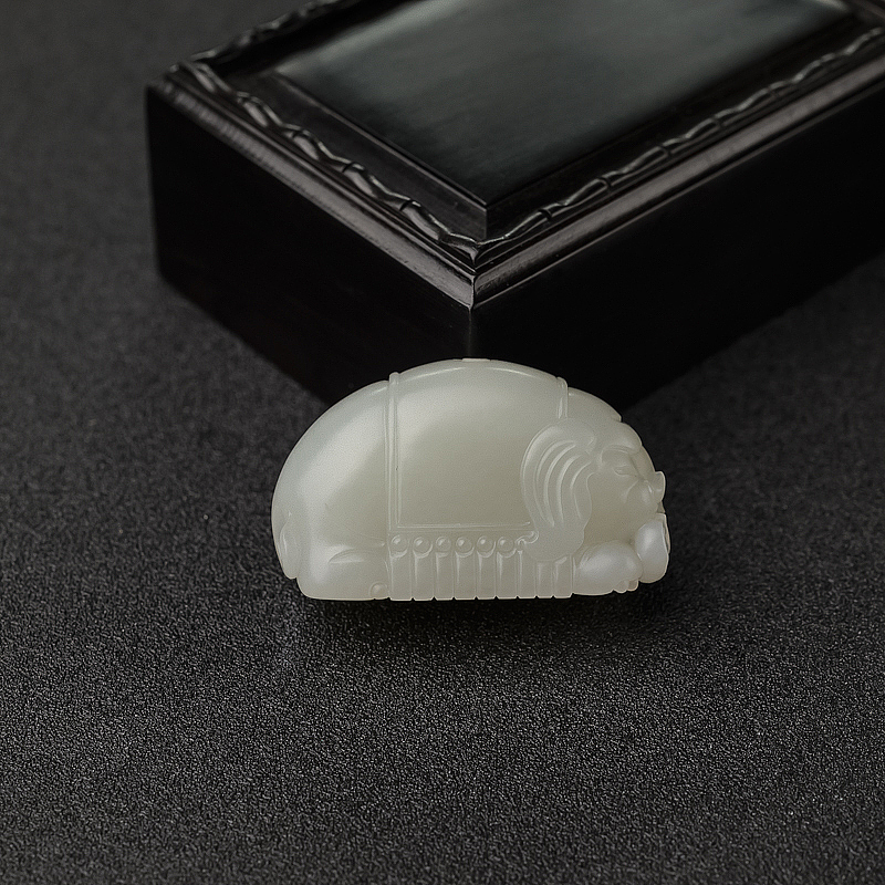 籽料俏色和田玉大象车挂-红掌柜