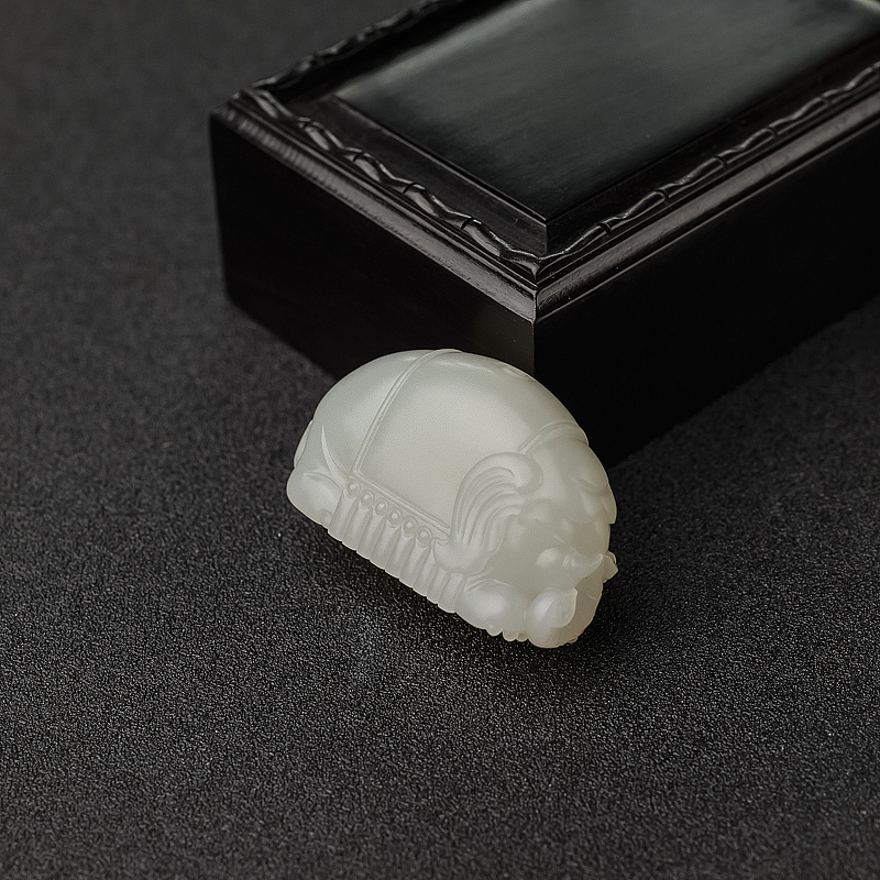 天然籽料俏色和田玉大象车挂-红掌柜