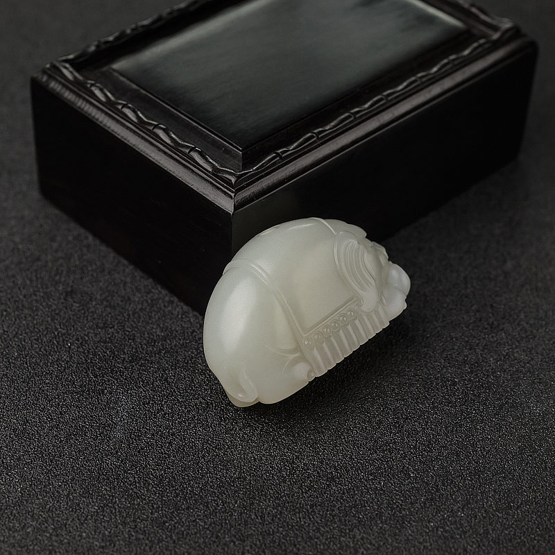 新疆籽料俏色和田玉大象车挂-红掌柜