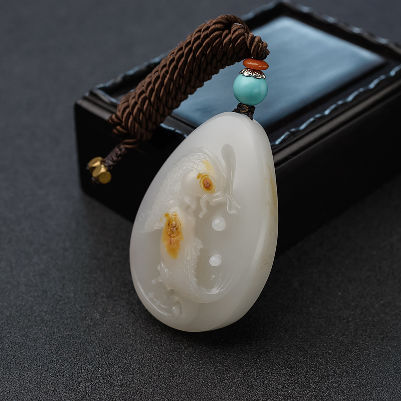 俏色和田玉连年有余吊坠-红掌柜