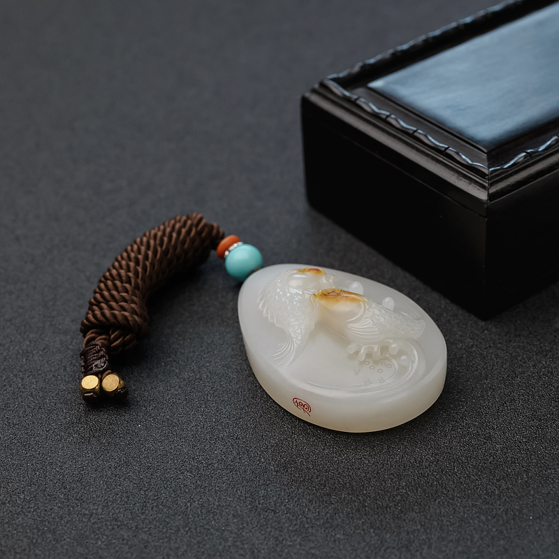 籽料俏色和田玉吊坠-红掌柜