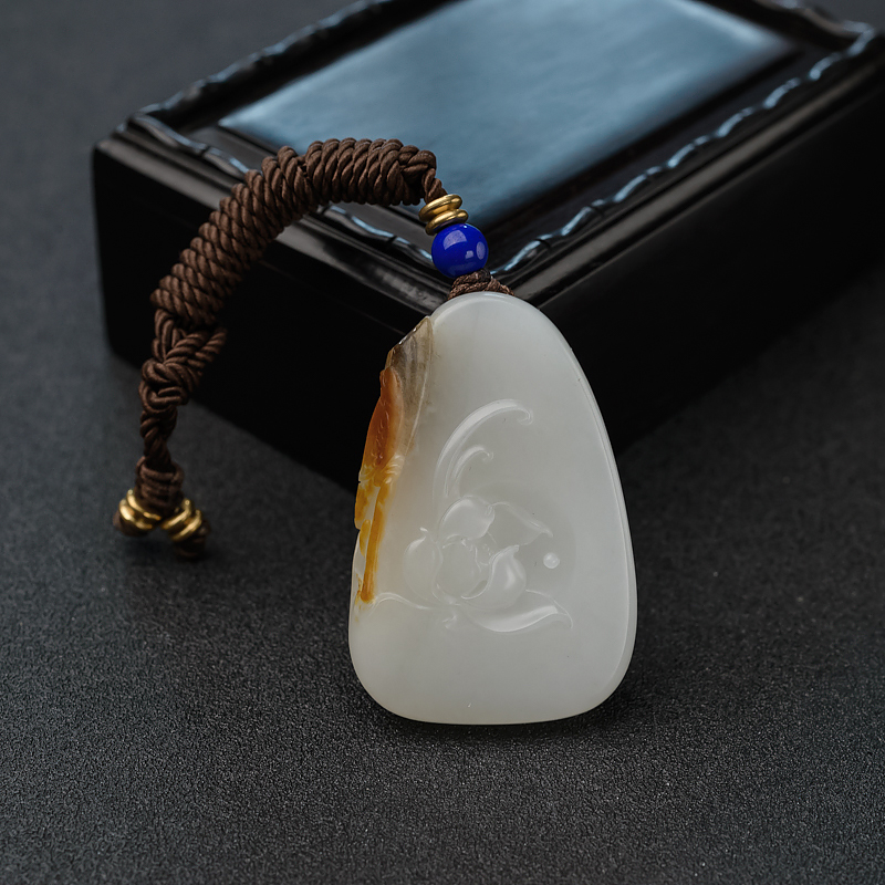 籽料俏色和田玉一品清廉吊坠-红掌柜