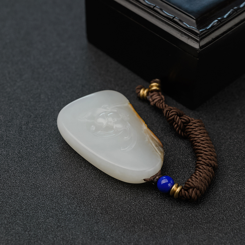 籽料俏色和田玉莲花吊坠-红掌柜