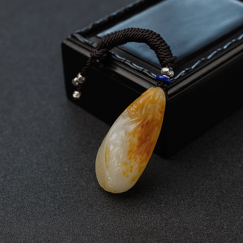 俏色和田玉猴子吊坠-红掌柜