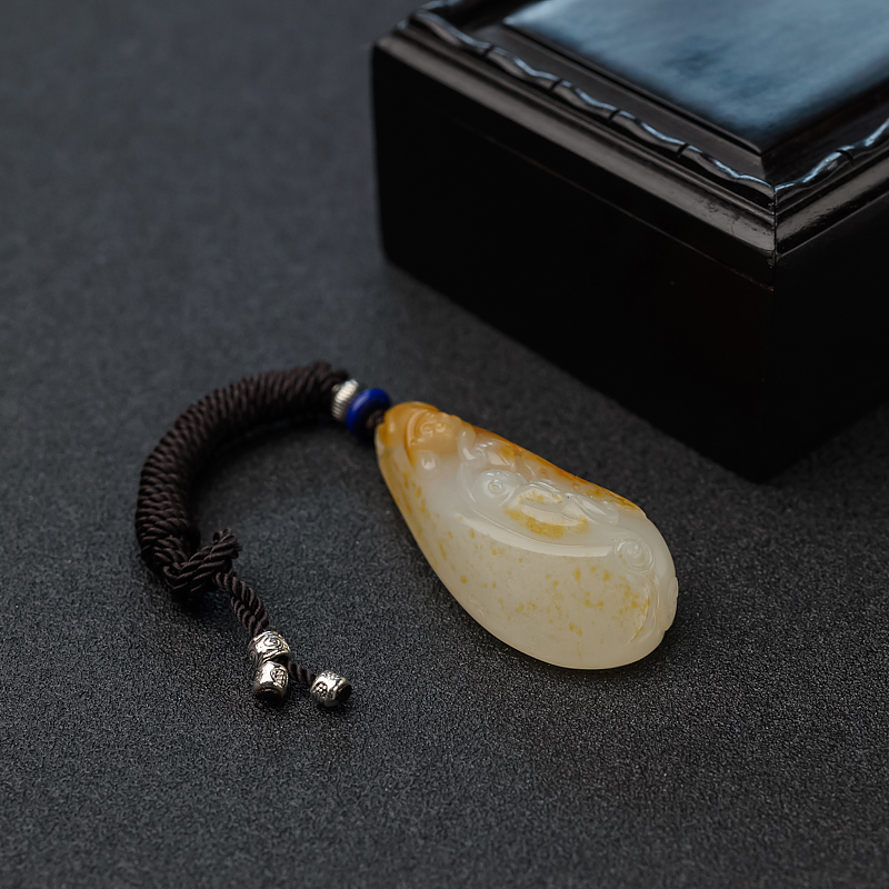 籽料俏色和田玉吊坠-红掌柜