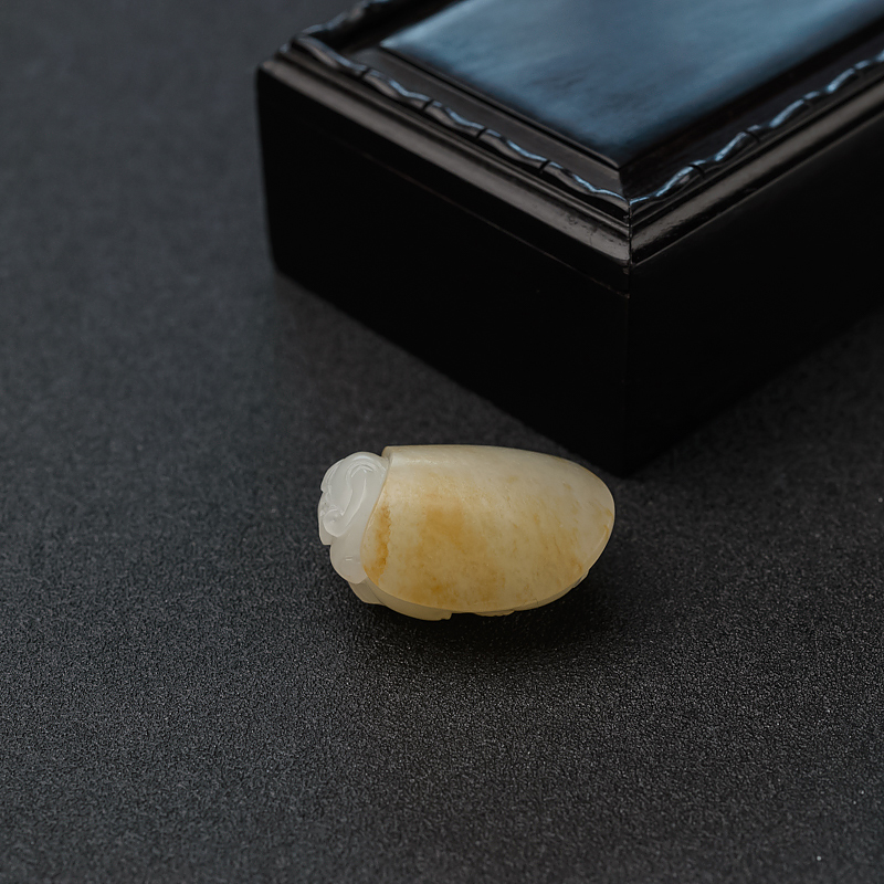 籽料俏色和田玉吊坠-红掌柜