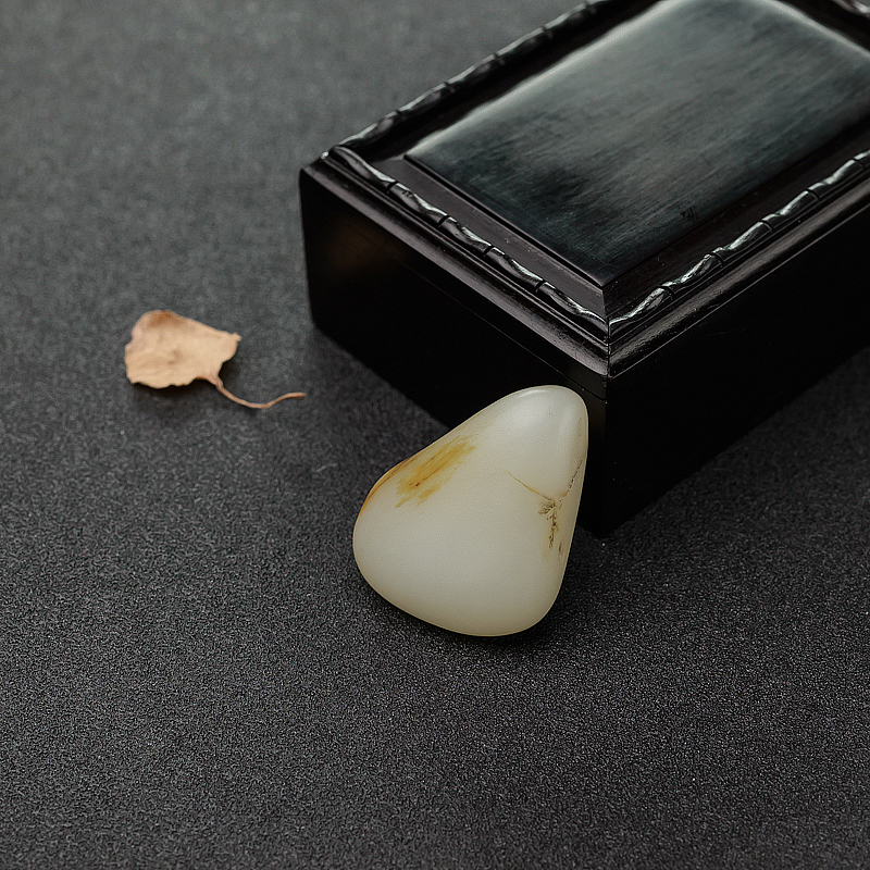 俏色和田玉随形吊坠-红掌柜