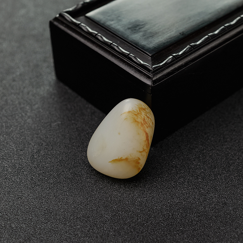 俏色和田玉随形吊坠-红掌柜