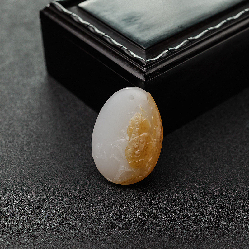 俏色和田玉连年有余吊坠-红掌柜