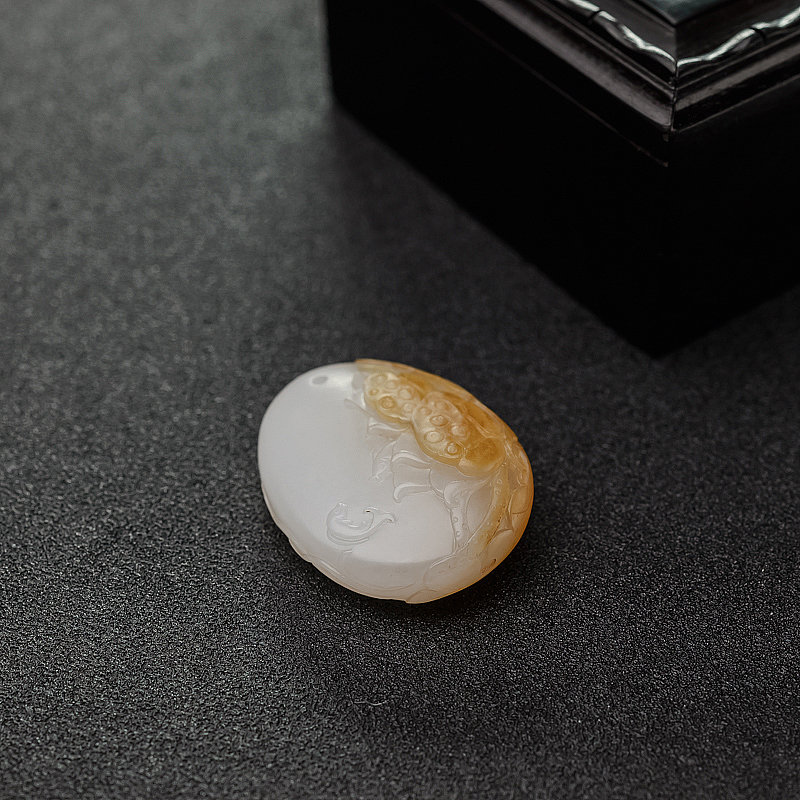 籽料俏色和田玉吊坠-红掌柜