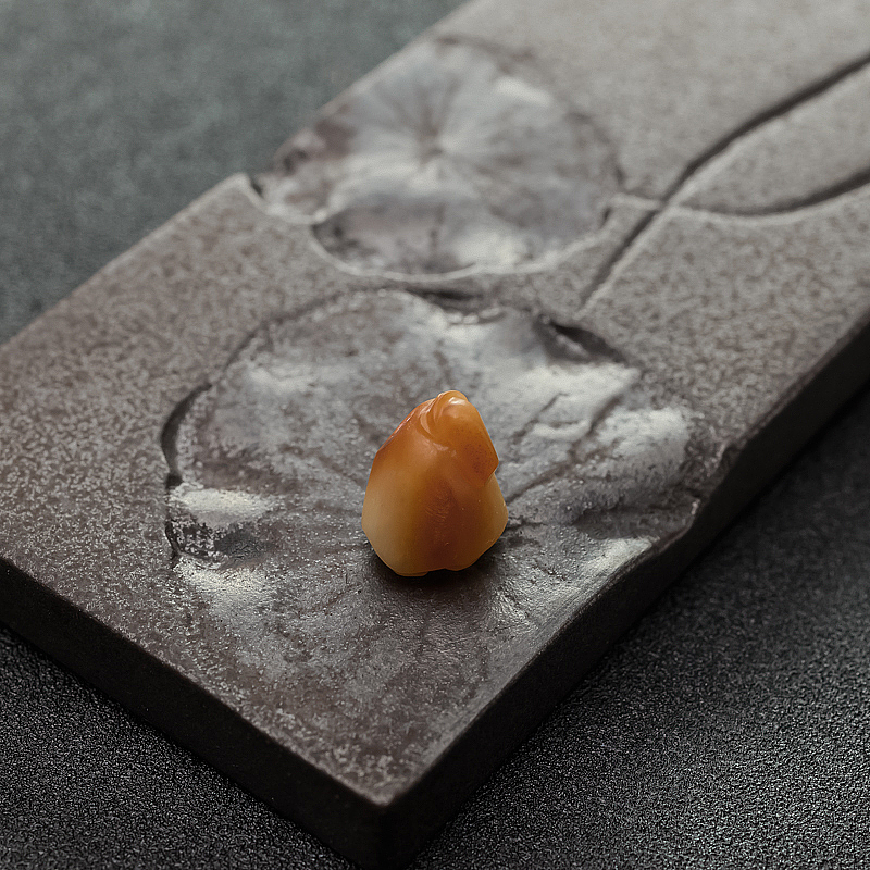 籽料俏色和田玉吊坠-红掌柜