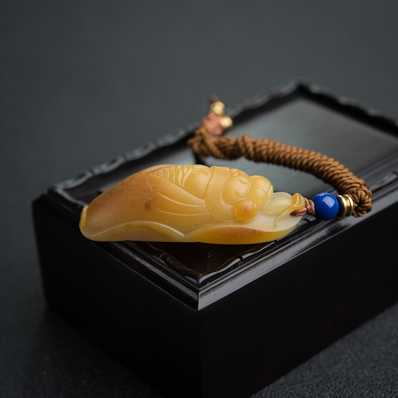 籽料俏色和田玉一鸣惊人吊坠-红掌柜