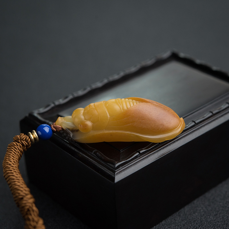 俏色和田玉一鸣惊人吊坠-红掌柜