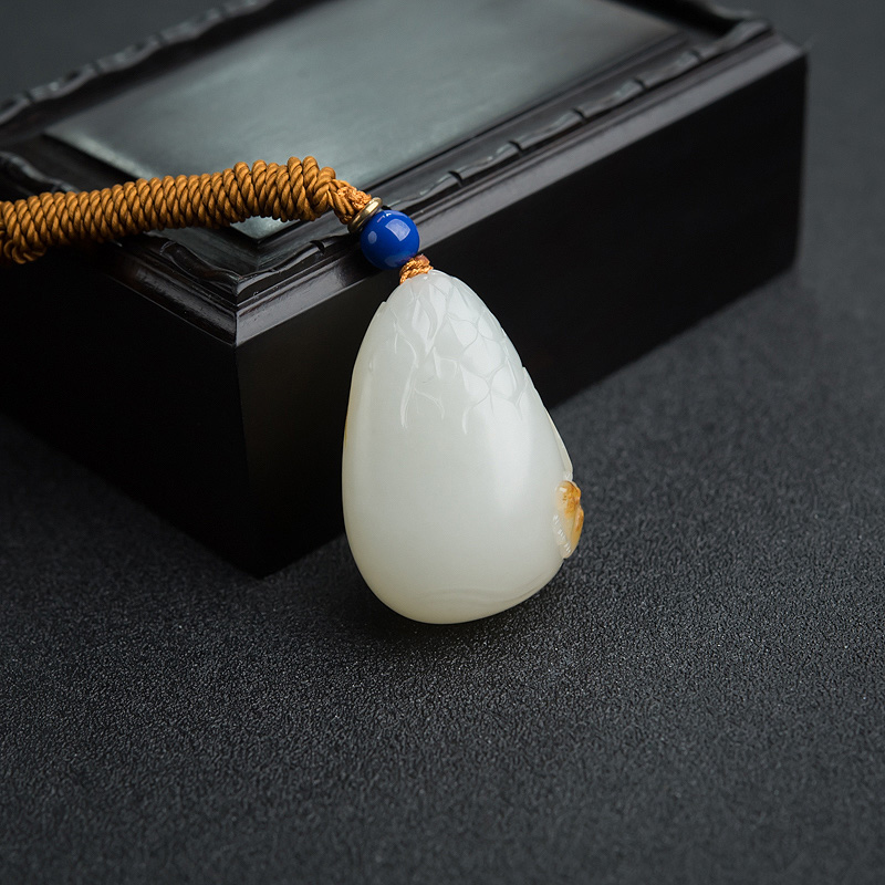 俏色和田玉松鼠吊坠-红掌柜