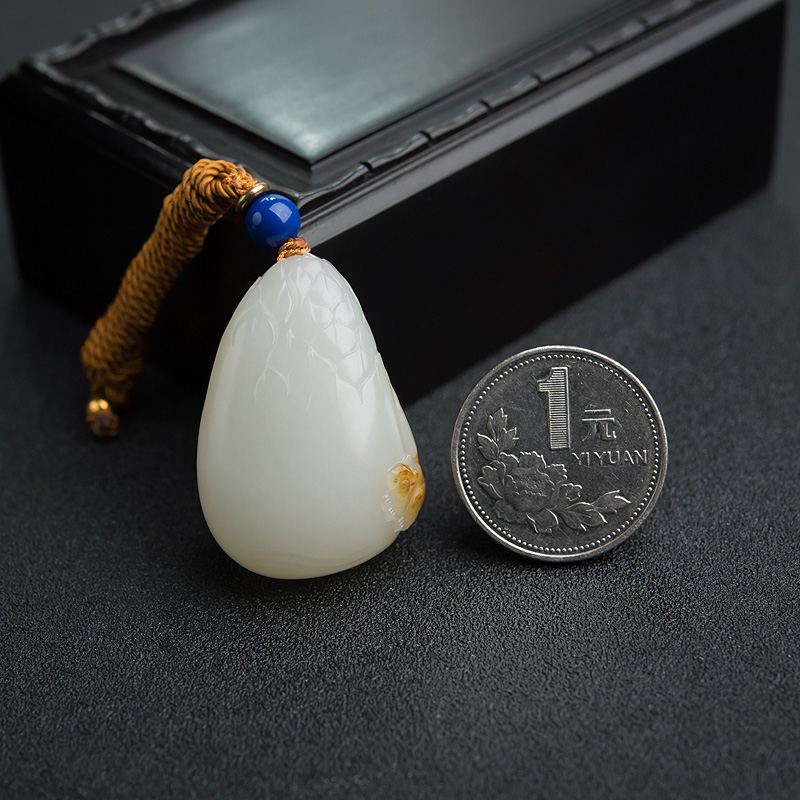 俏色和田玉吊坠-红掌柜