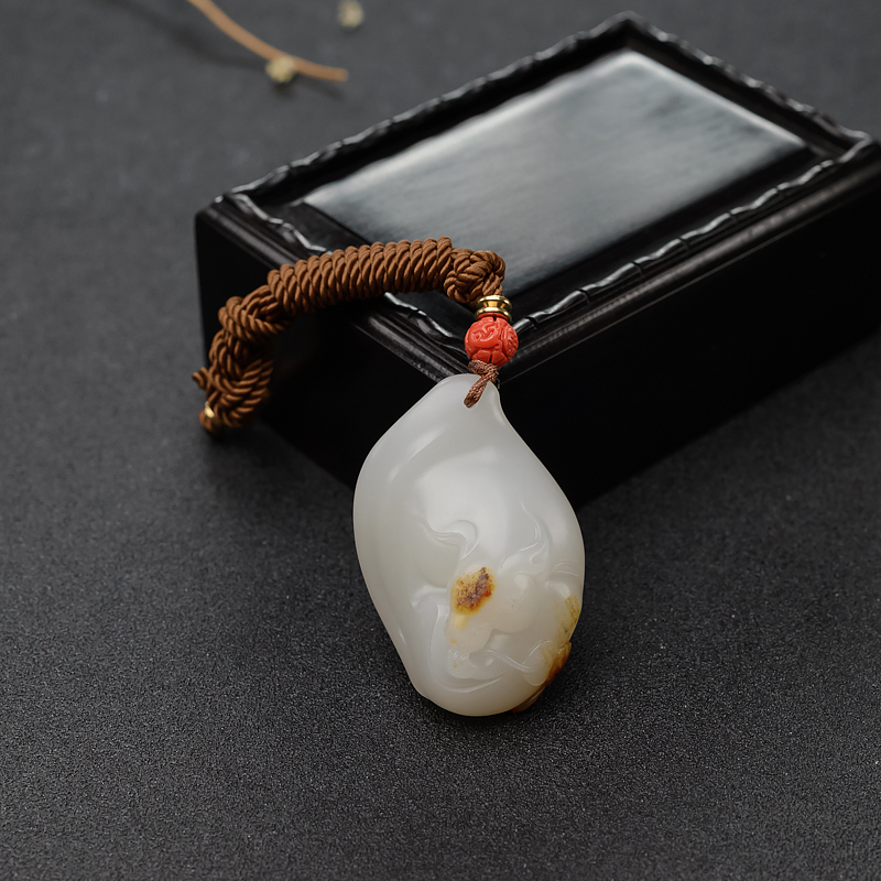 籽料俏色和田玉灵兔献瑞吊坠-红掌柜