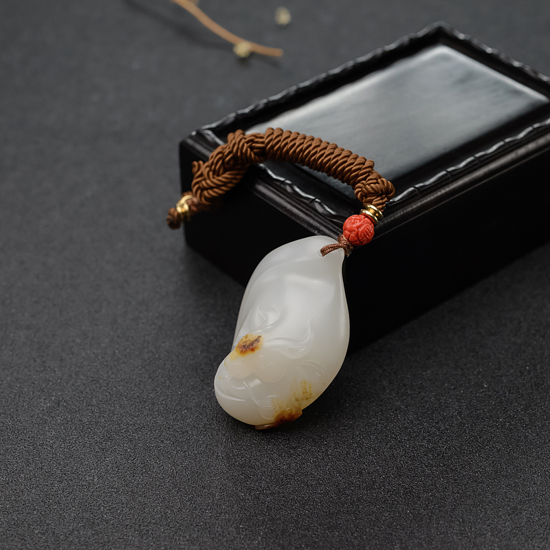 俏色和田玉灵兔献瑞吊坠-红掌柜