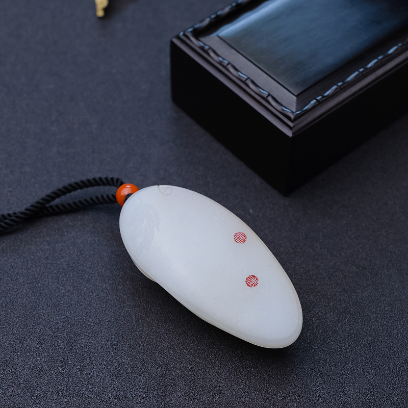 天然俏色和田玉观音吊坠-红掌柜