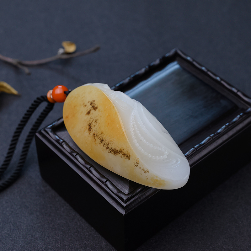 天然籽料俏色和田玉吊坠-红掌柜