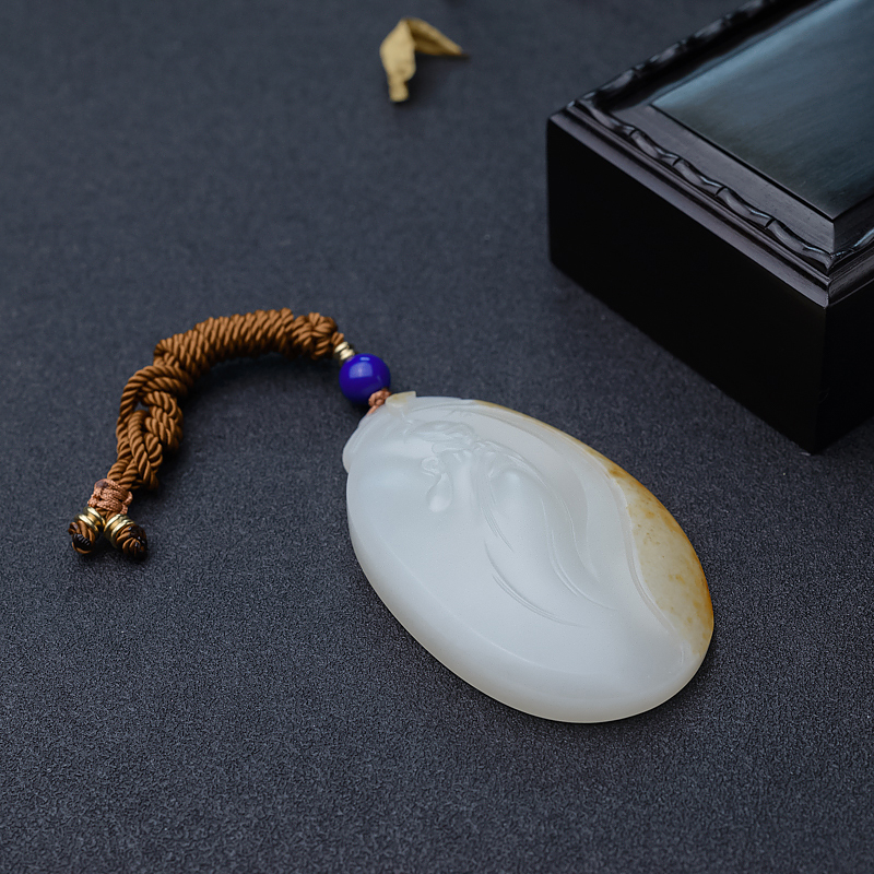 天然籽料俏色和田玉吊坠-红掌柜