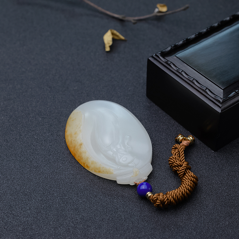 俏色和田玉关公吊坠-红掌柜