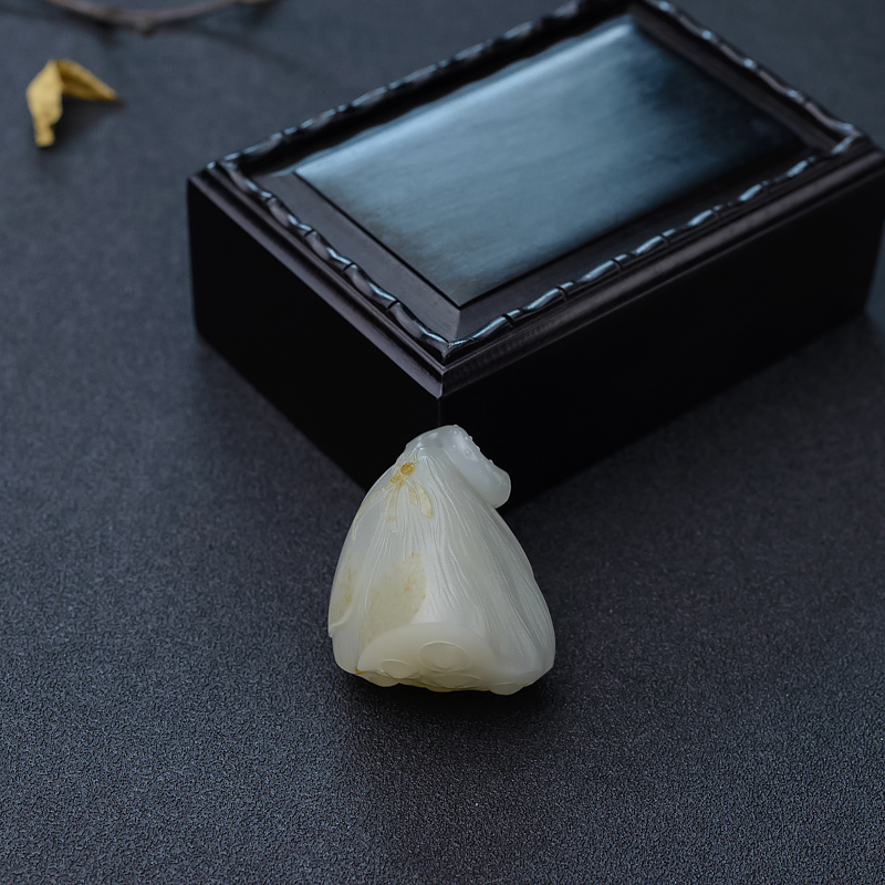 天然籽料俏色和田玉连生贵子吊坠-红掌柜