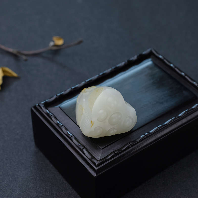 天然籽料俏色和田玉吊坠-红掌柜