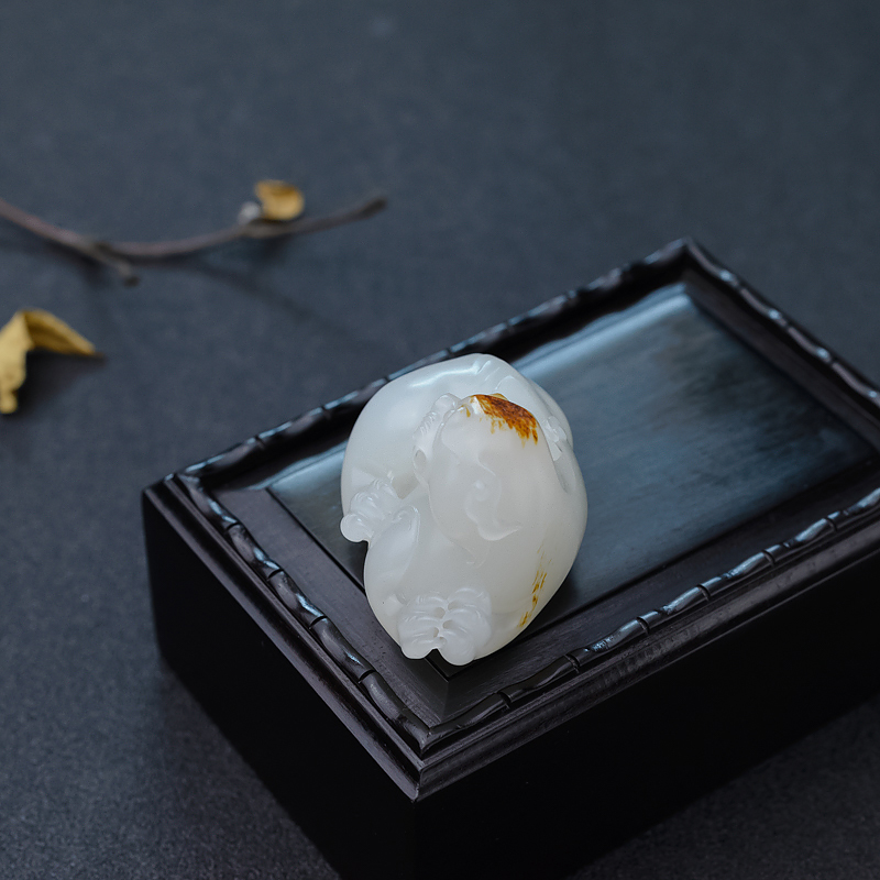 俏色和田玉貔貅吊坠-红掌柜