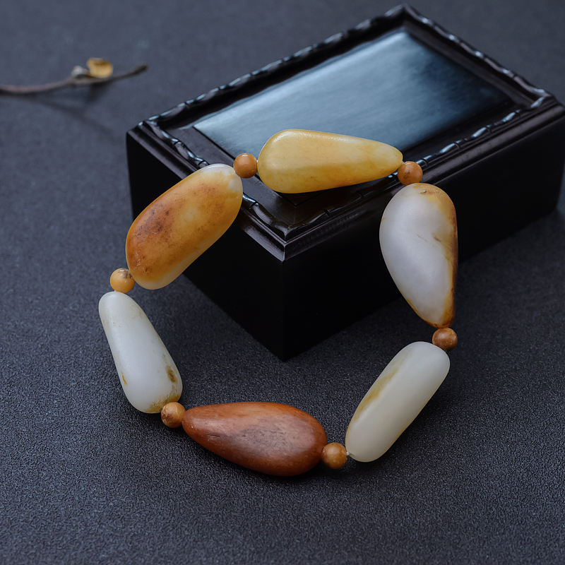 天然俏色和田玉随形手串-红掌柜