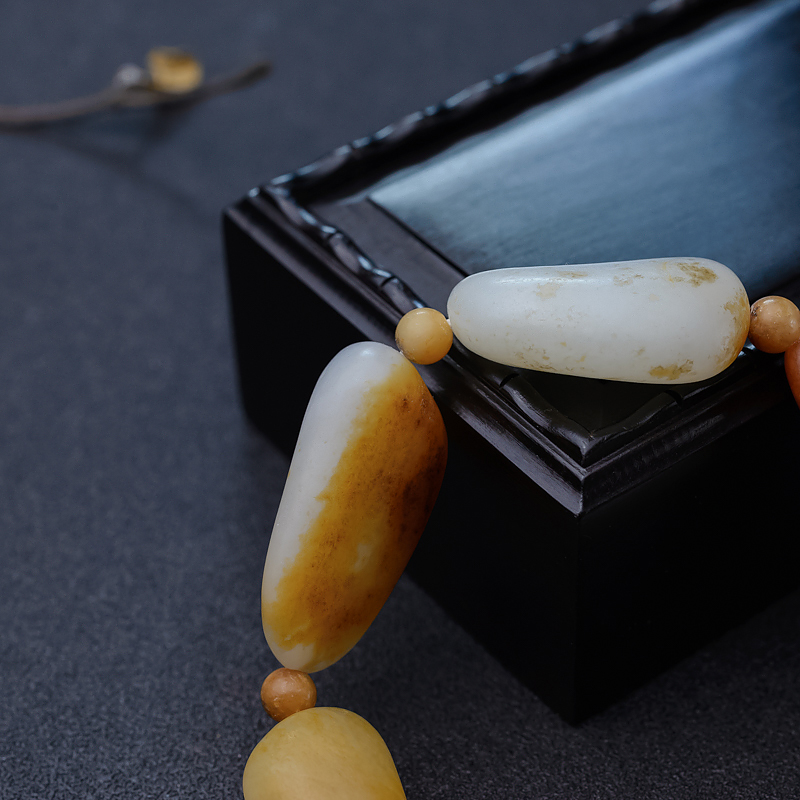 天然籽料俏色和田玉手串-红掌柜